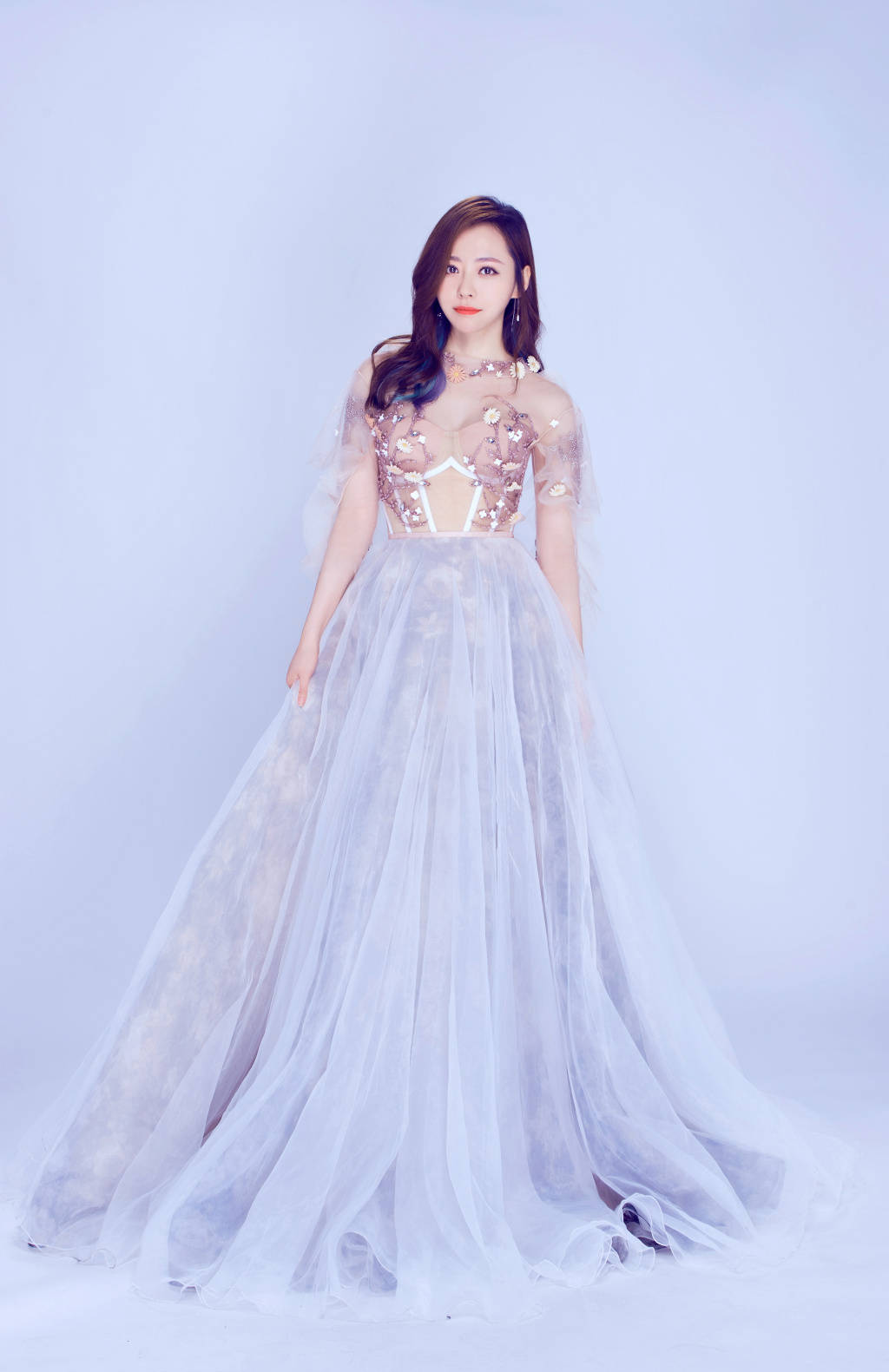 上台演唱|张靓颖真会玩，穿两条裙子上台演唱，网友：到底要闹哪样？