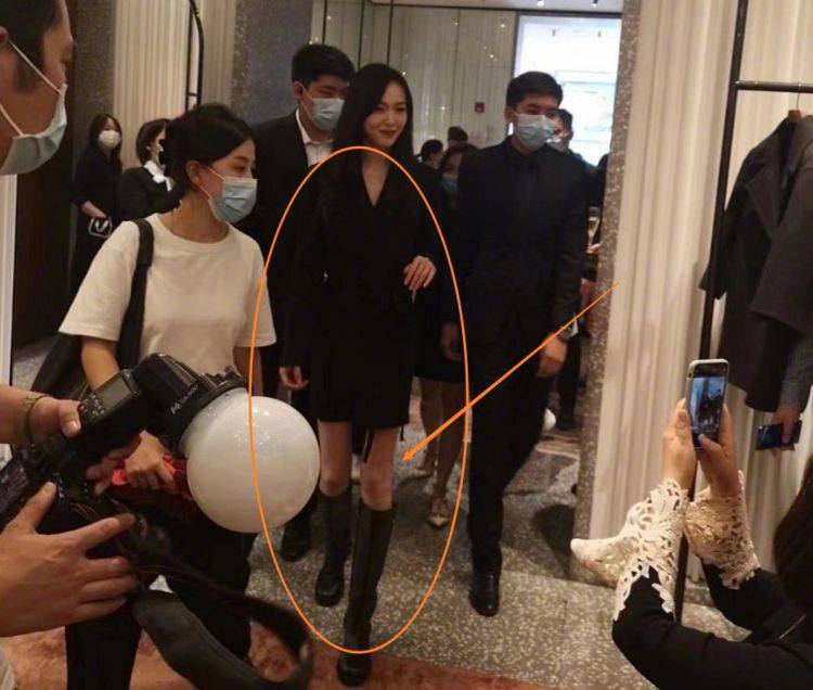 活动|唐嫣产后亮相线下活动，失去十级瘦身特效，这确定是当妈的身材？