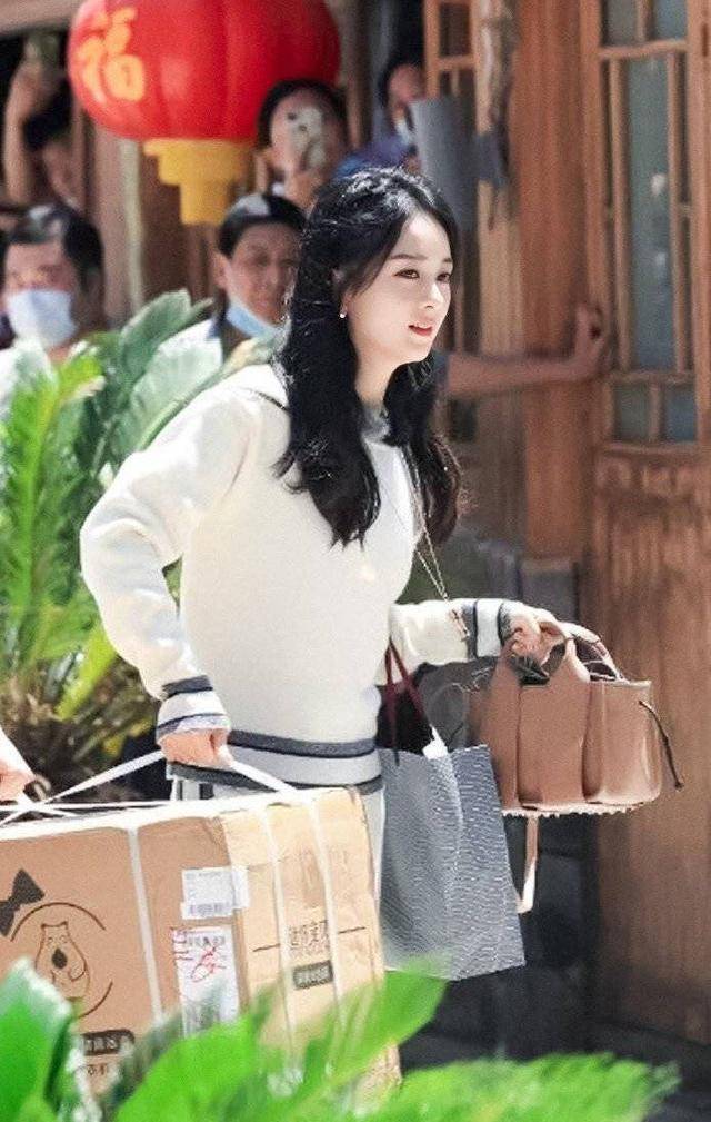 原创赵丽颖中餐厅穿搭盘点32岁的颖宝太会穿优雅知性又时髦