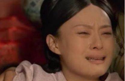 被子|为什么被子上要洒菊花？原因华妃一辈子都不知道甄嬛生双生子时