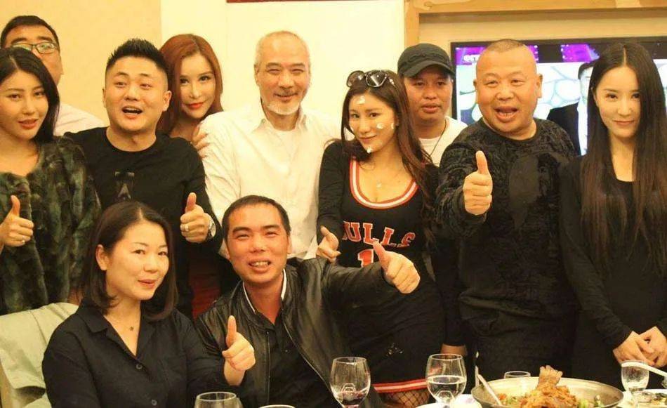 70岁老戏骨情史荒唐，已婚抛弃17岁女星，5个孩子
