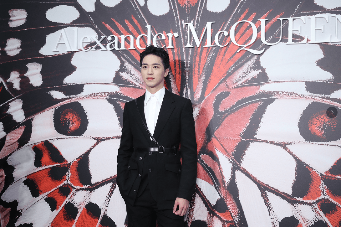 黄明昊许魏洲军装造型斗帅 李斯丹妮酷西装亮相又A又飒-搜狐大视野-搜狐新闻