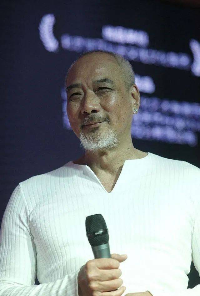 70岁老戏骨情史荒唐，已婚抛弃17岁女星，5个孩子