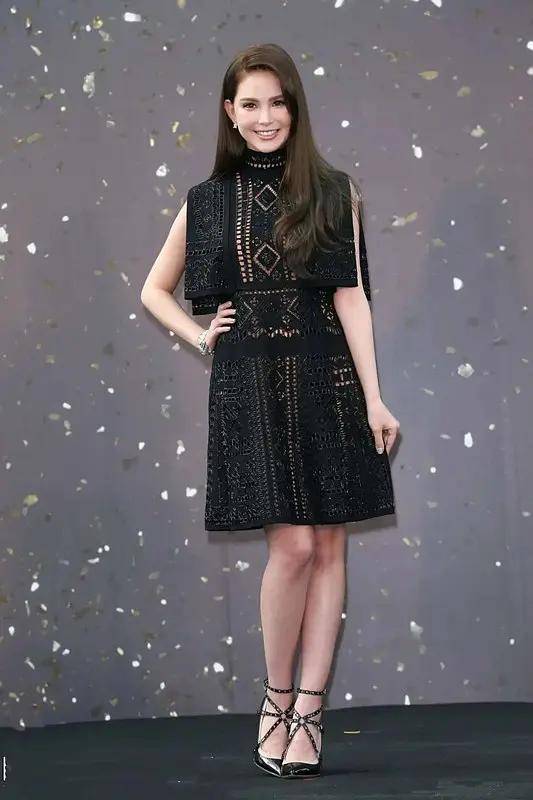 和林|昆凌和林志玲同框，被吐槽品味堪忧气质差，看着比志玲姐姐还年长