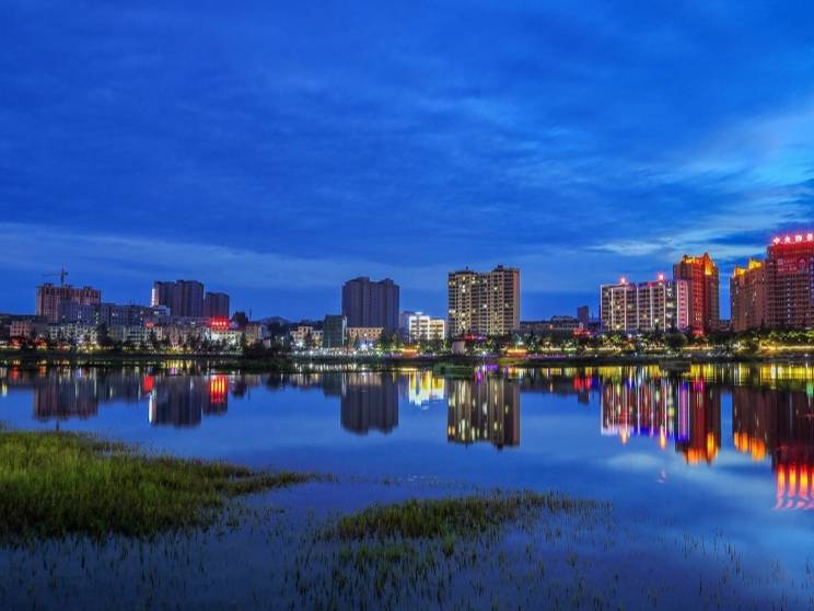 内乡县夜景亮化促夜经济蓬勃发展