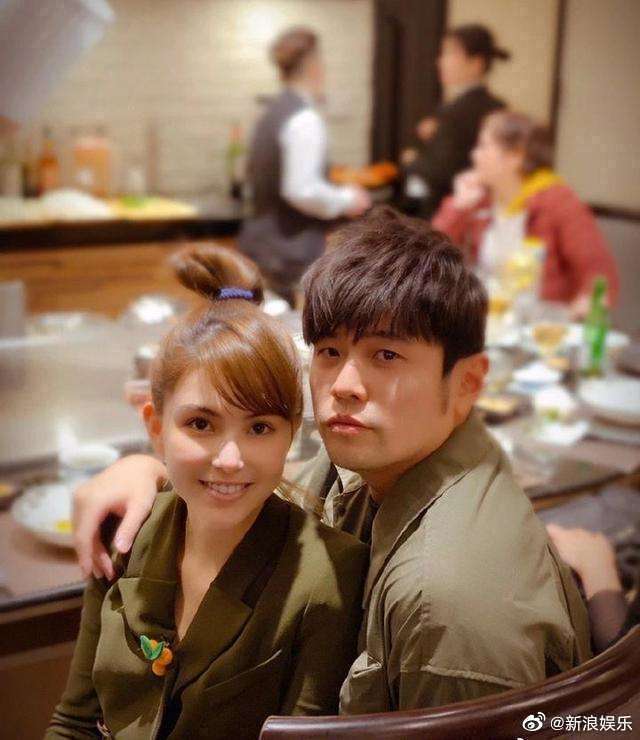 和林|昆凌和林志玲同框，被吐槽品味堪忧气质差，看着比志玲姐姐还年长