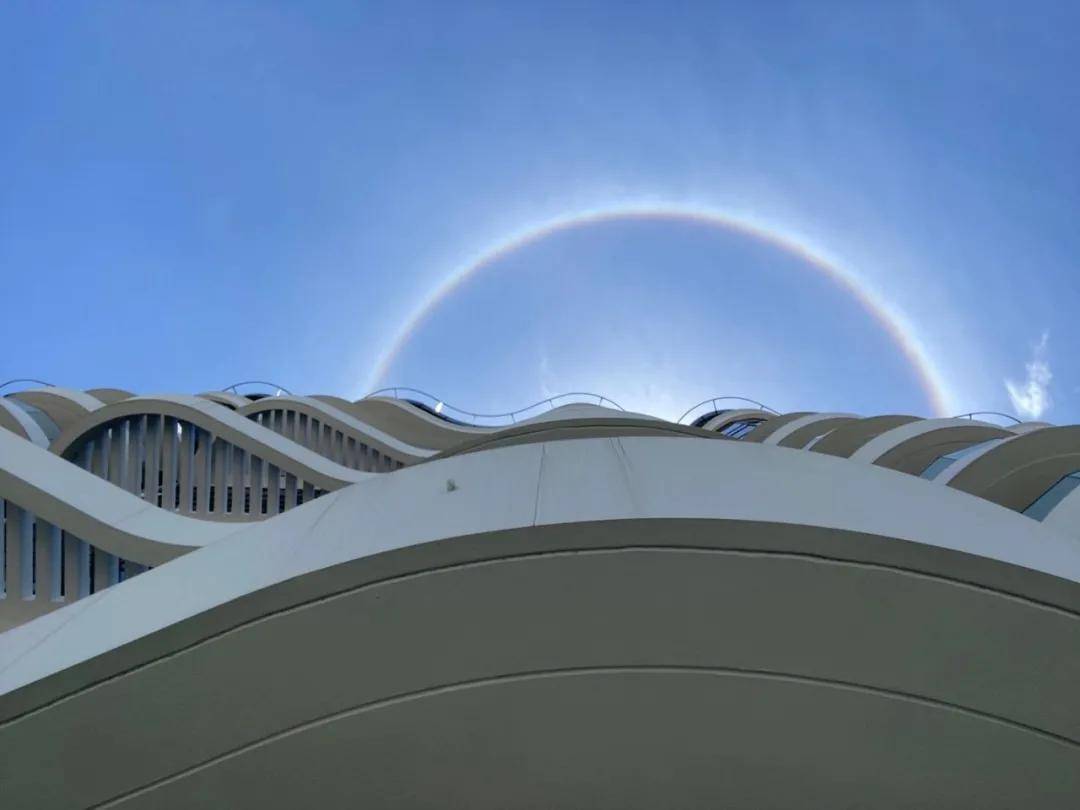 异象|突发!新加坡天降异象,绝美日晕刷屏了~(多图+视频)