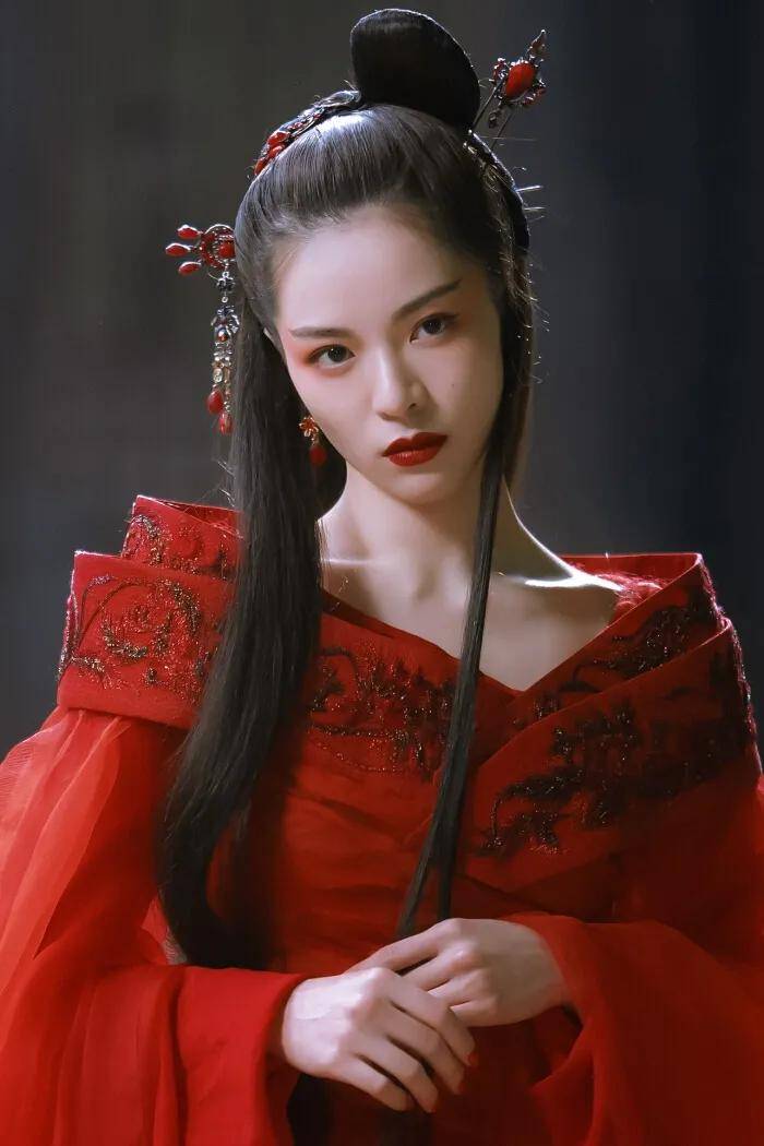 蓝盈莹|蓝盈莹化彩妆翻车现场不忍直视，昆虫脸的她却完美驾驭？