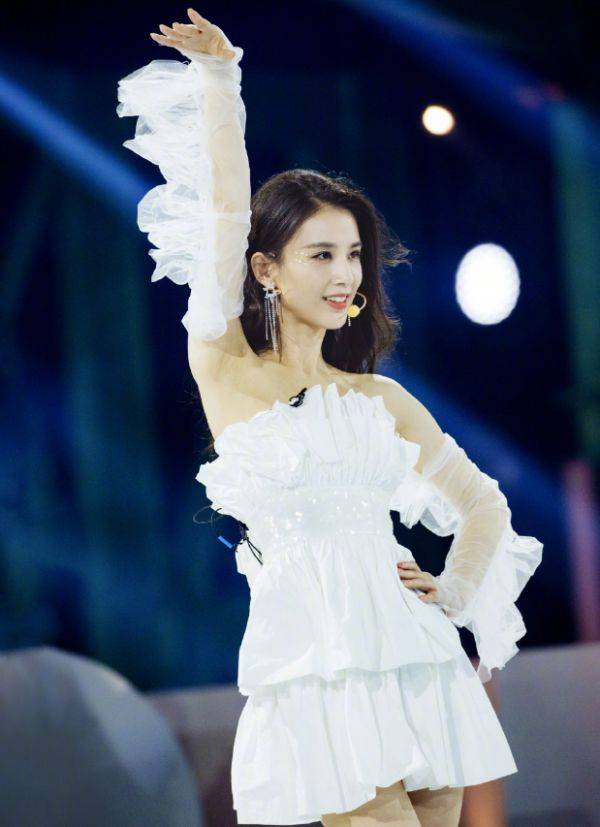 人鱼|黄圣依“人鱼身材”又要火!完美驾驭无痕裙,体重过百女子真穿不了