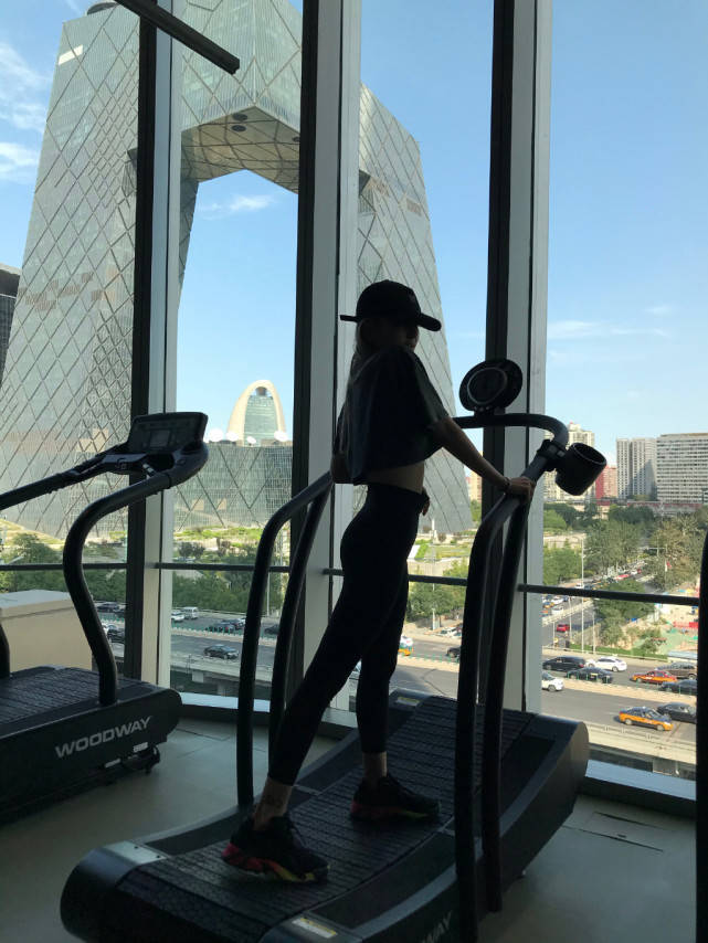 kg|周扬青晒运动照曝光46kg真实身材，细腰长腿太抢镜不输女明星