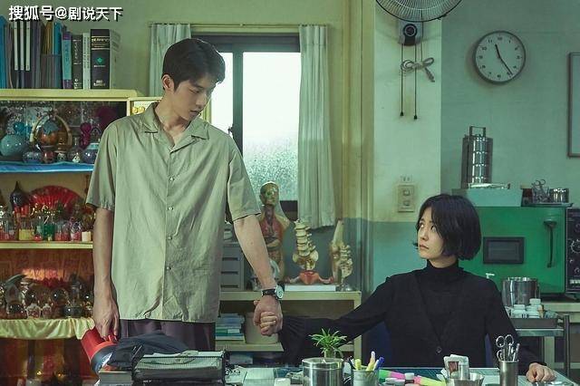 南柱赫|《灵能教师安恩英》发布会：郑裕美撞脸李宇春，南柱赫发型有点秃