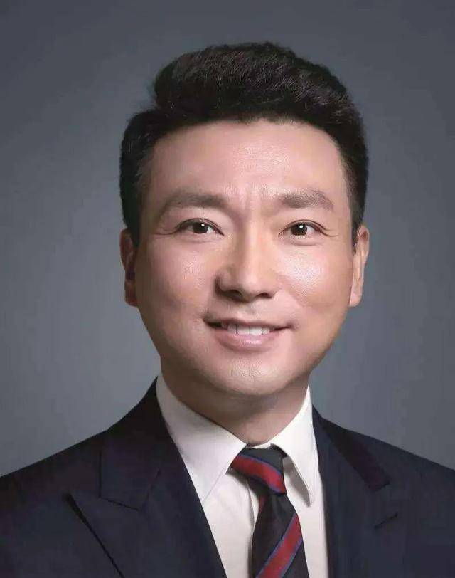 《新闻联播》33岁新主持严於信,颜值爆表,琴棋书画样样精,戴钻戒名草有主