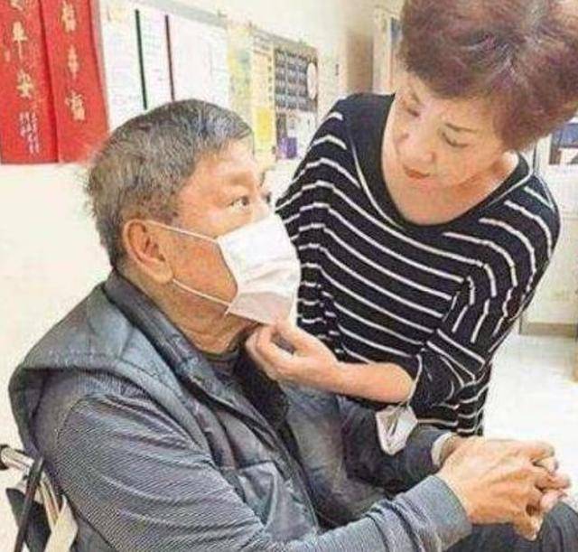 凭春晚走红，因意外摔成智障，生活不能自理，
