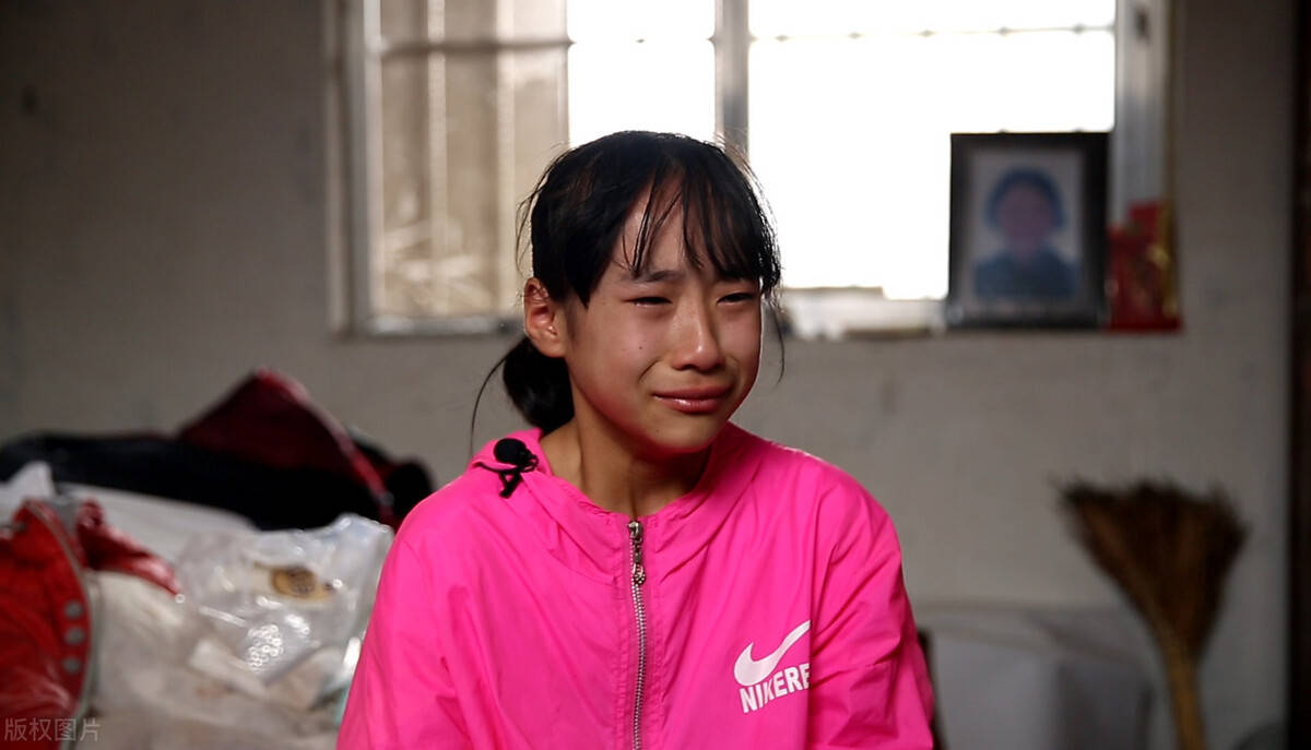 她妈妈在嫁给她爸爸时,已经有了一次婚姻,并且生了一个女儿,为了再嫁