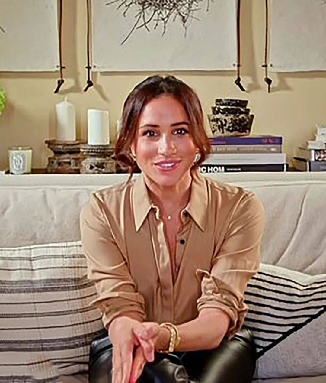 英国王室|39岁梅根变漂亮了，整容后又瘦又甜美，架二郎腿露出细腿惊艳了