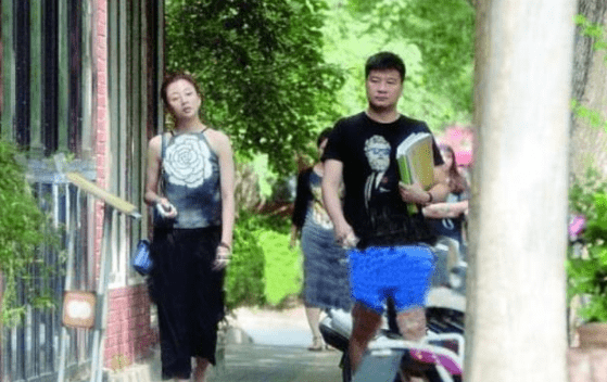 40岁殷桃罕现身!被男友当街踢屁股表情娇嗔