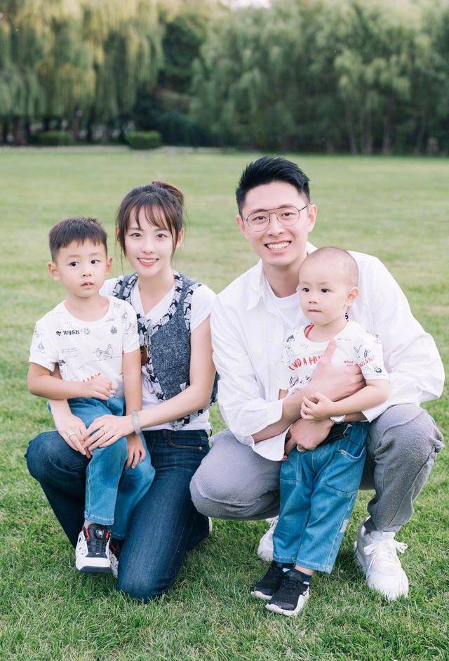 张嘉倪为大儿子庆生,买超看老婆的眼神绝了!