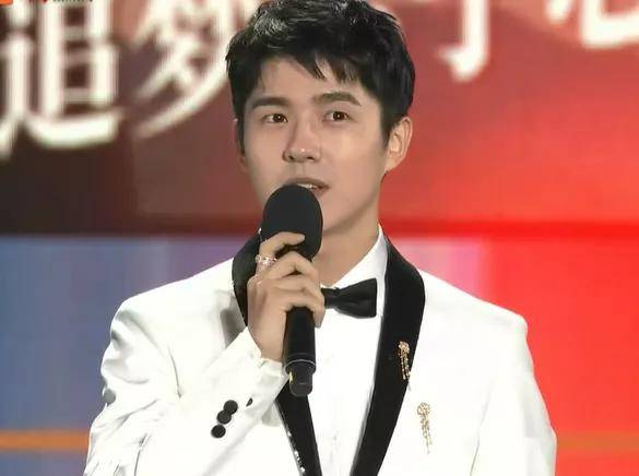 姚晨|众星出席百花奖开幕式:姚晨长裙抢镜,徐帆气质出众,彭昱畅瘦了