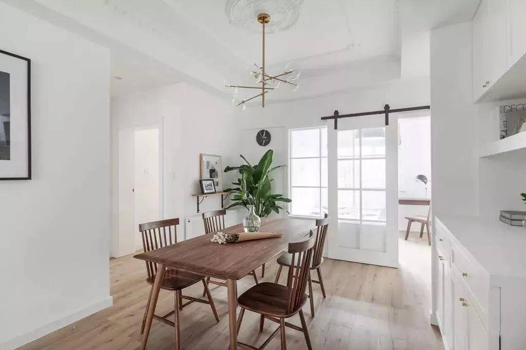 最简单的装修风格木地板白墙 b67b956eadee44e0845fcf9f645529e4.jpeg