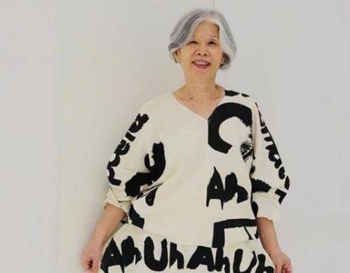 时尚|周杰伦多次夸赞妈妈时尚，看到照片，一般人比不了这种潮范