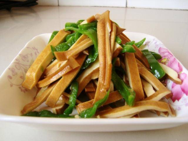 腊肉|美食精选：干锅莴苣腊肉、青椒拌干丝、春笋炒五花肉、豉香平子鱼