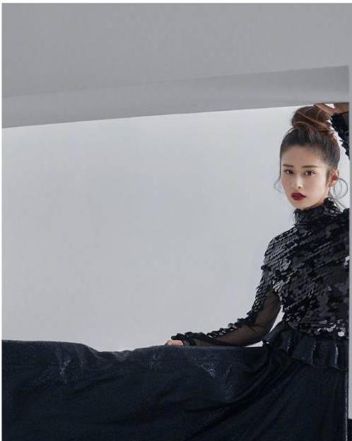 服装|宝妈颖儿踩恨天高还不够，还要踩着砖块，还好颜值能打