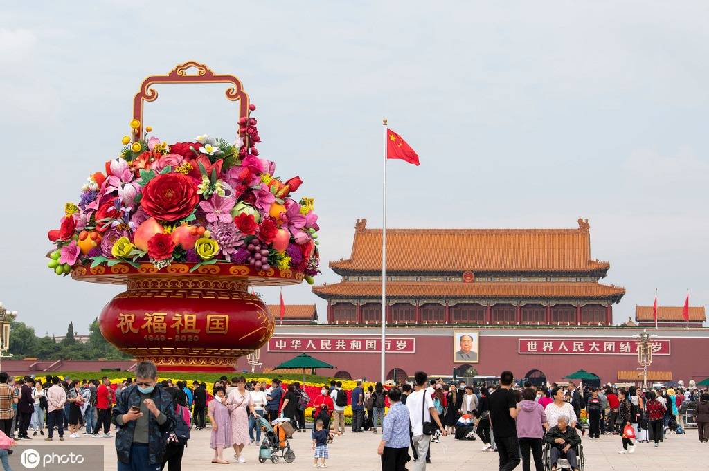 中国北京,每年国庆节,天安门广场上巨型"祝福祖国"大花篮,吸引着众多