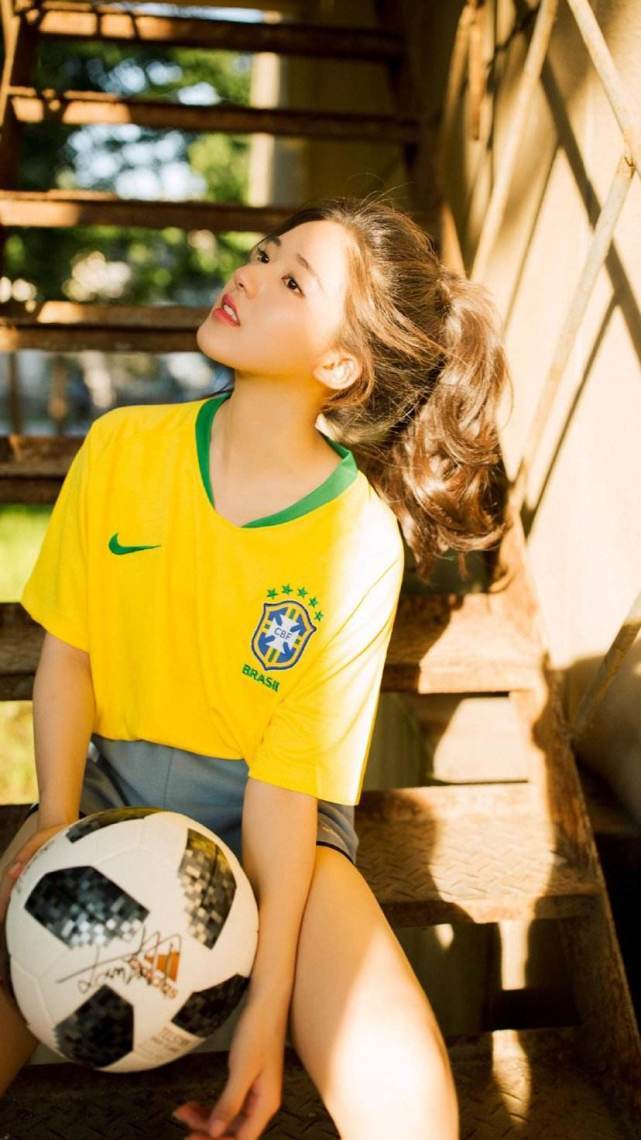 辣酱|原创赵露思秋天第一顿方便面，方便面蘸冰淇淋加辣酱，黑暗吃法受好评