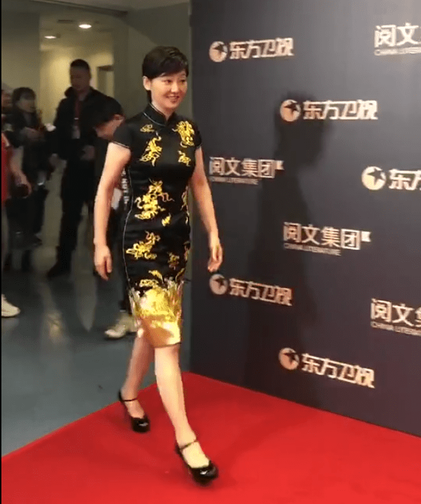 皱纹|徐帆老了双下巴明显，脸上皱纹也多了，但总比那些僵尸脸好看！