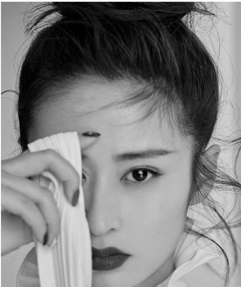 服装|宝妈颖儿踩恨天高还不够，还要踩着砖块，还好颜值能打