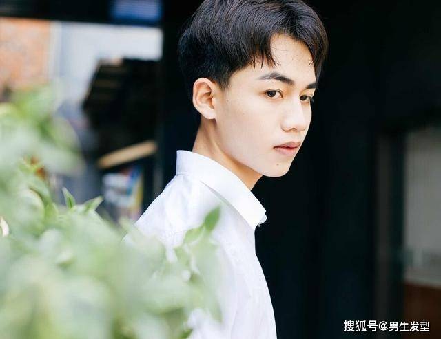 刘海|男生“八字刘海”时尚帅气，剪完修饰额型韩范十足，很值得尝试
