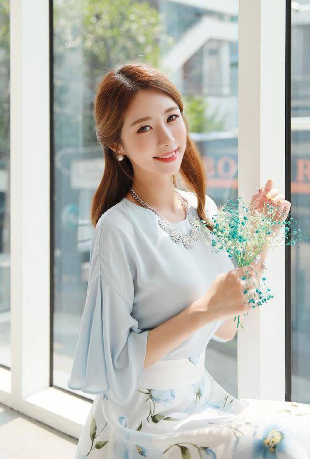 美女|美女穿搭，看似朴实无华，却充满出尘的气质
