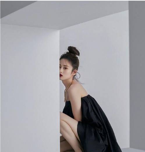 服装|宝妈颖儿踩恨天高还不够，还要踩着砖块，还好颜值能打