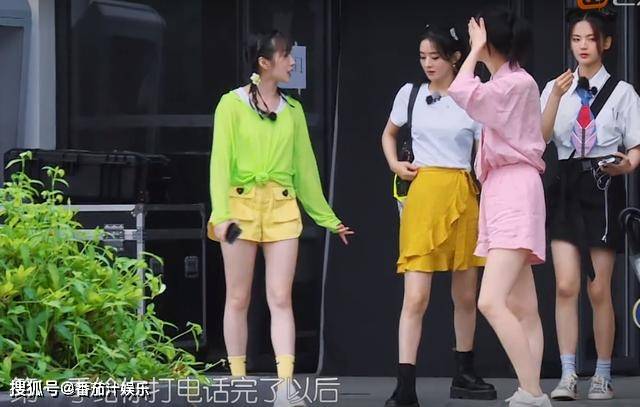 王俊凯喝白酒喊辣,减肥后的腿比赵丽颖还细