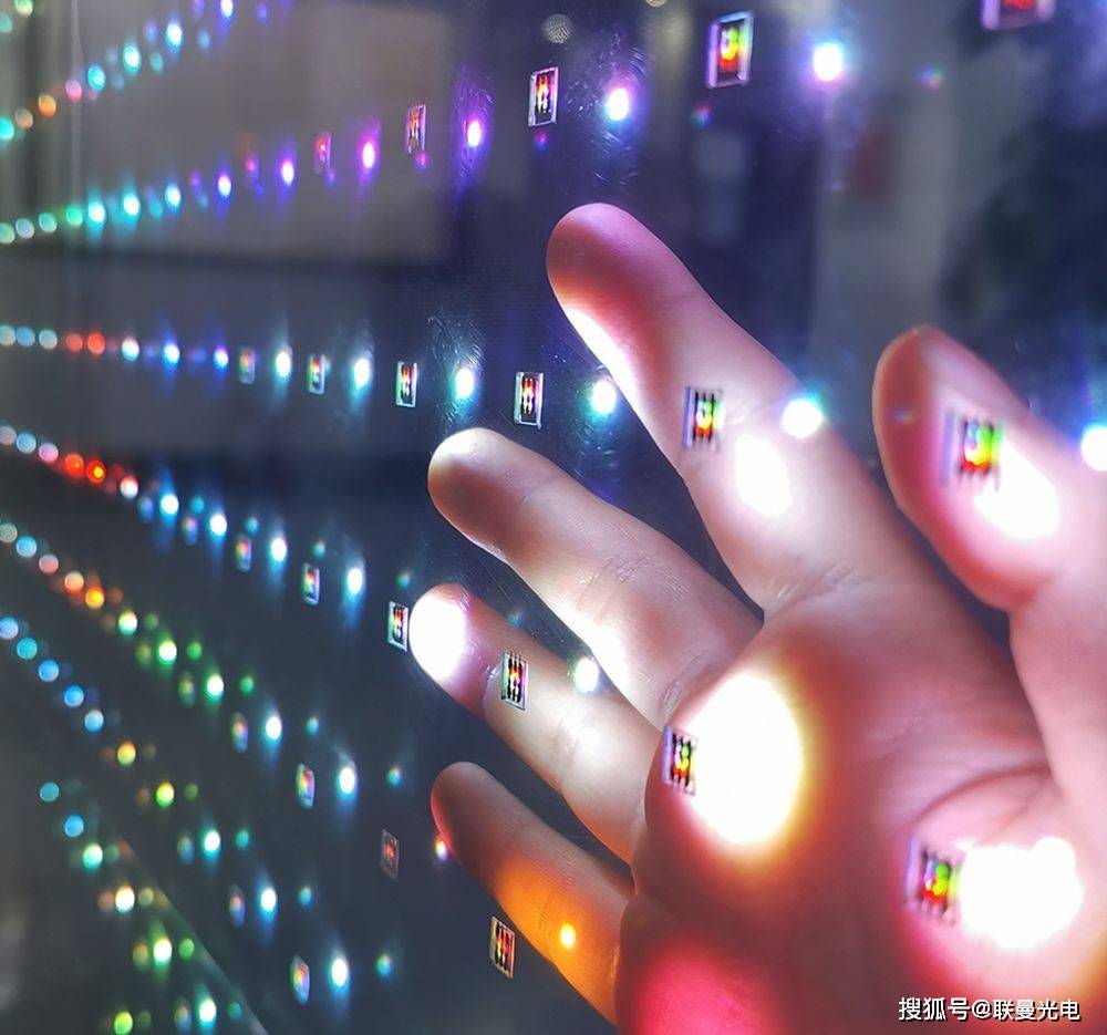 黑科技LED晶膜屏或取代透明屏 极简安装应用多样
