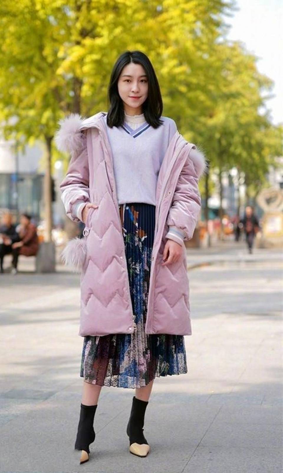 韵味|街拍,美女搭配充满十足的韵味,显得身材特别好