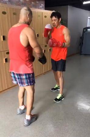 敞篷车|原创张丰毅开敞篷车现身，副驾驶坐短发女子，后座两只巨型犬抢眼