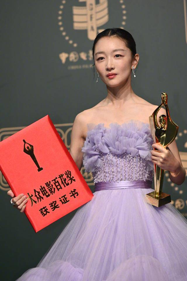 周冬雨登台发表获奖感言"很多人说我只能演中学生,但我特别欣慰,如果