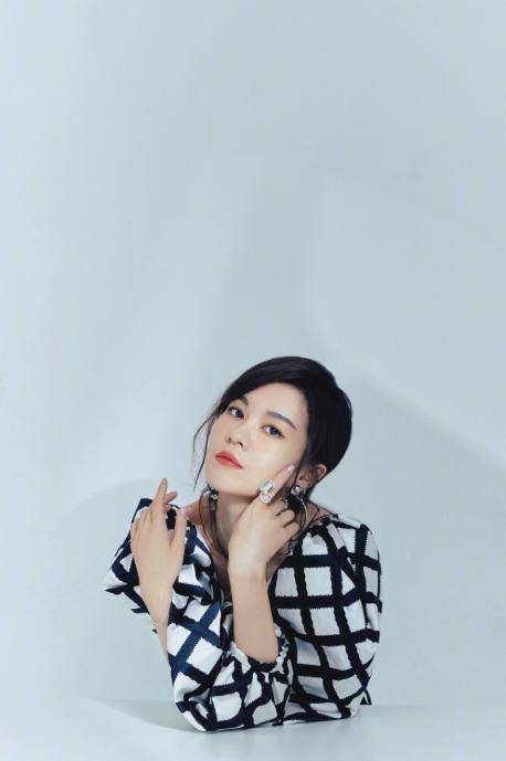 服装|郁可唯真挺摩登的，穿大号格子装，双眼柔情太容易让人陷进去