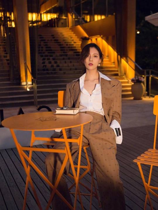 女友|宝藏女孩！张一山绯闻女友宋妍霏穿露脐装秀蛮腰，戴小黄帽很吸睛