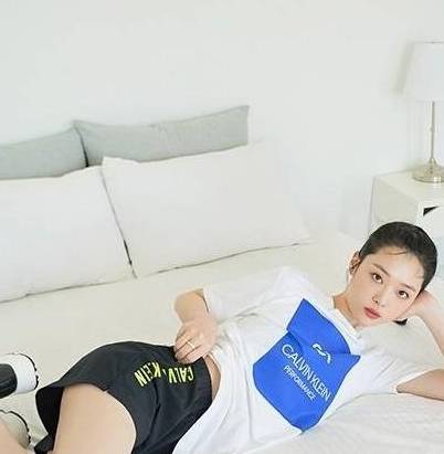 前卫|崔雪莉1万衬衫配4千“内衣”亮相，前卫混搭风普通人模仿不来