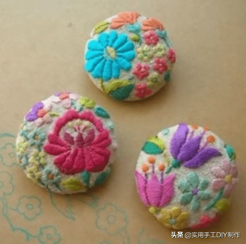 刺绣|「刺绣作品」100个迷人时尚的刺绣纽扣，装饰衣物美美的