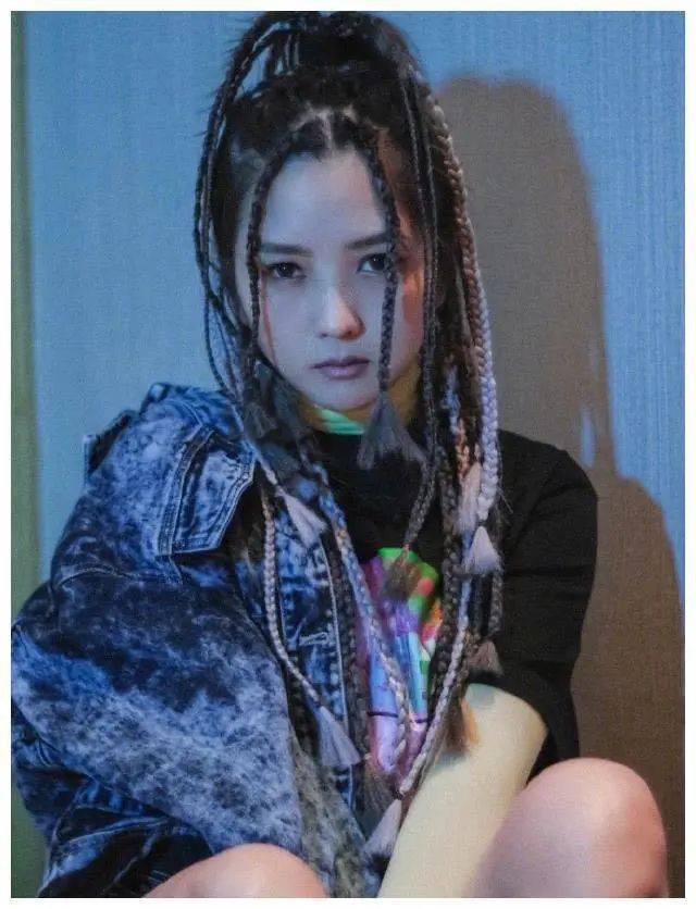 42岁何洁现机场，穿男友风牛仔显憔悴，一人养三