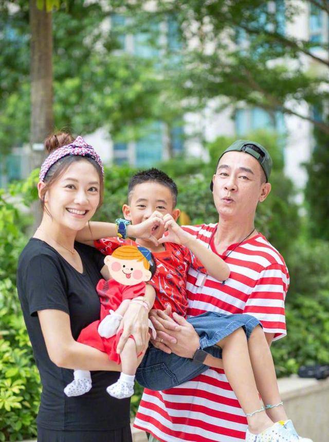 养二胎压力大？陈小春直播捞金蓄胡显沧桑，众