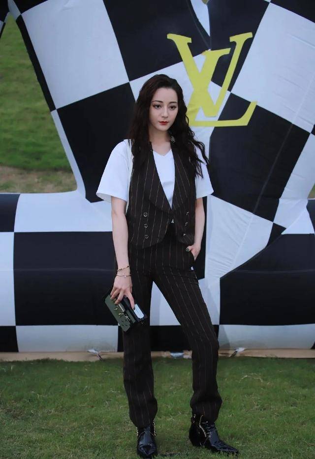 热巴|大牌看秀现场生图:热巴疲态尽显,虞书欣星味全无,奚梦瑶脸肿