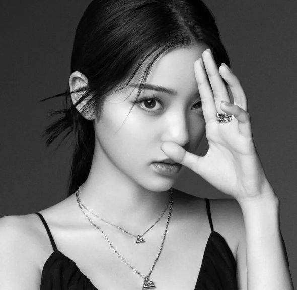 明星|众星同屏比美,迪丽热巴被吐槽,万茜变油腻,只有欧阳娜娜还能看