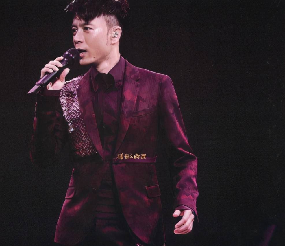 52岁李克勤生活困难,一年没工作零收入,近照暴瘦一圈