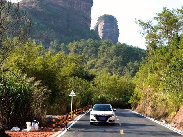 开往阅丹公路,感受远方的宁静,沿着丹霞山势,感受高处的清爽.