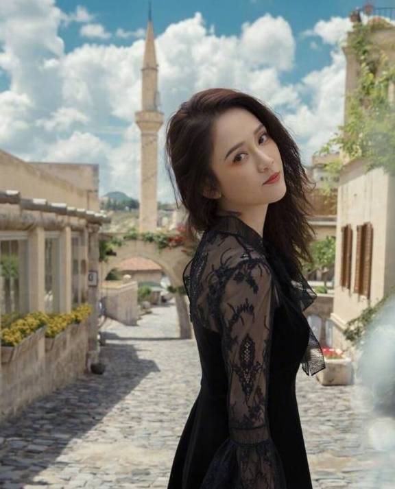 衣服|带有蕾丝的衣服，为什么总是穿出廉价感？这几点要注意了！