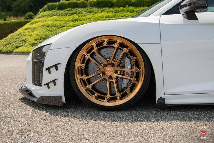奥迪r8改装vossenlc2c1金色轮毂和赛车车身套件